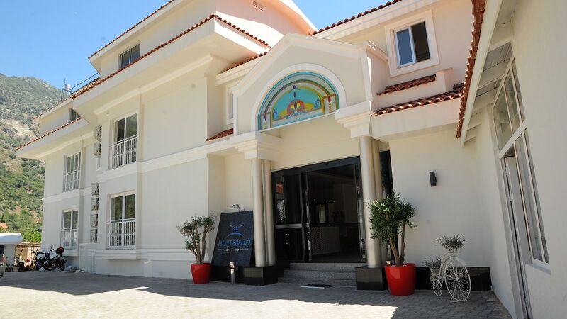 Montebello Deluxe Hotel